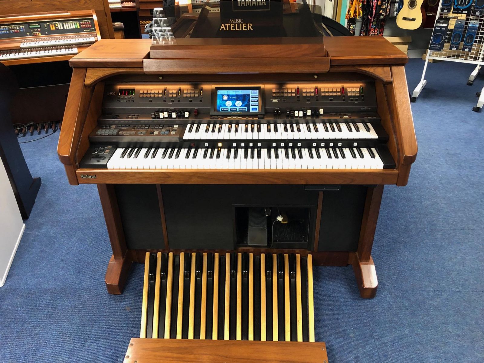 Đàn organ Roland AT-900