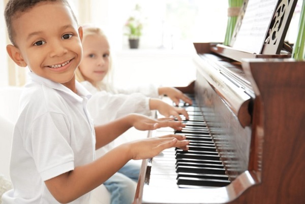 chơi piano giúp tăng khả năng ngôn ngữ